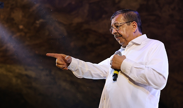 Şair ve yazar Hayati İnanç, Iğdır'daki kitap ve çocuk festivalinde söyleşi yaptı