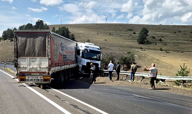Sarıkamış'ta tır bariyerlere çarptı sürücü yaralandı