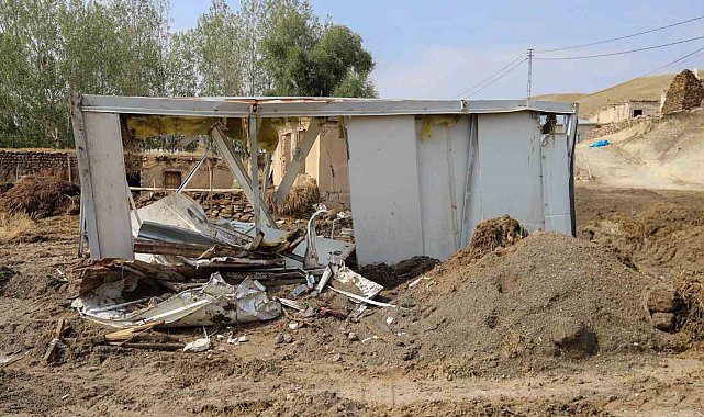 Selde sürüklenen konteynerden son anda kurtuldu