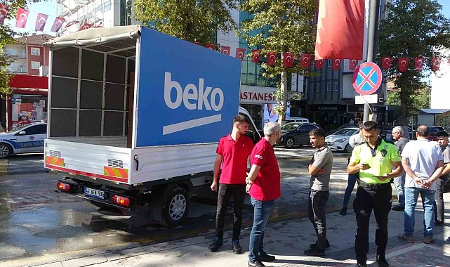 Servis aracının çarptığı yaya ağır yaralandı