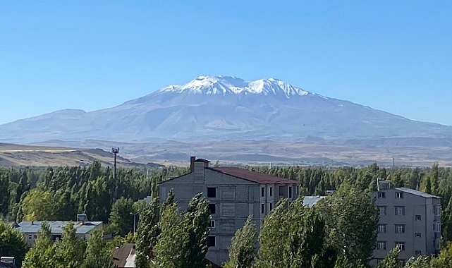 Süphan Dağı'nın zirvesi karla kaplandı