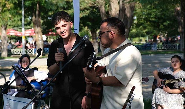 Tatvan Gençlik Merkezi'nin gitar kursu öğrencilerinden sahilde konser