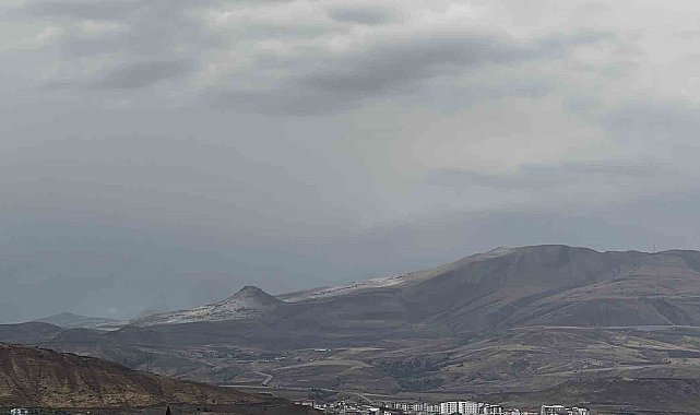 Tatvan'da yüksek kesimlere kar yağdı