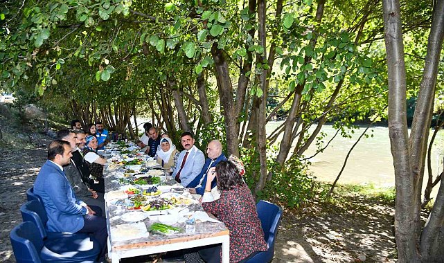 Tunceli'de, 85 yaş üstü vatandaşlar Munzur çayı kıyısında kahvaltı etkinliğinde buluştu