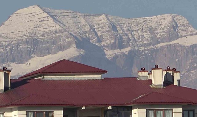 Türkiye'nin 2. zirvesine mevsimin ilk karı düştü