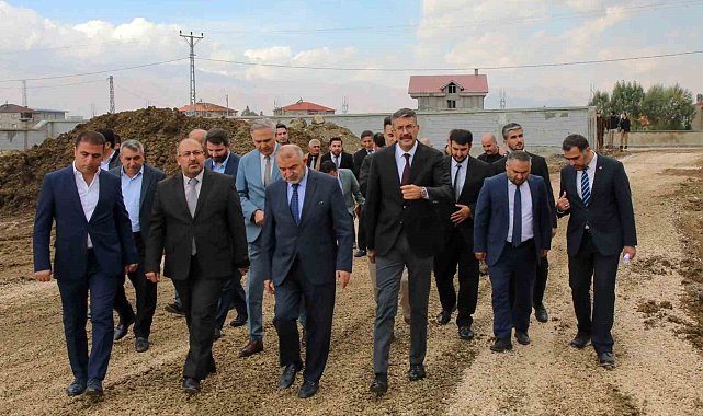 Vali Çelik ve Cumhurbaşkanı Başdanışmanı Kışla Yüksekova&#039;ya incelemelerde bulundu