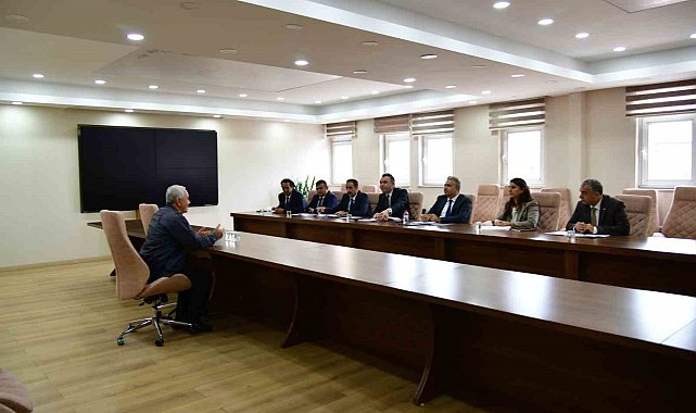 Vali Çiçek, Vatandaşları dinlemeye devam ediyor