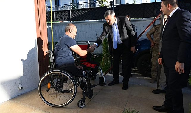 Vali Çiftçi gaziye akülü sandalye hediye etti