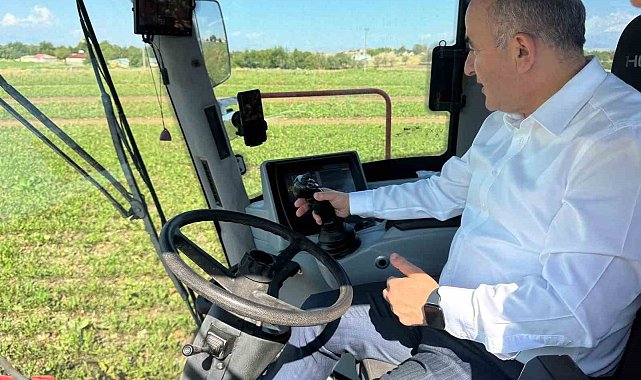 Vali pancar hasat makinesi ile hasat yaptı
