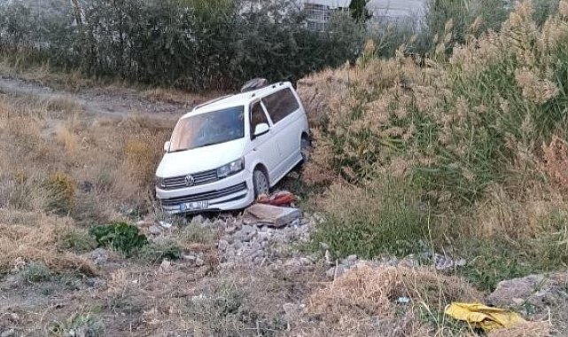 Van'da el freni çekilmeyen araç şarampole yuvarlandı