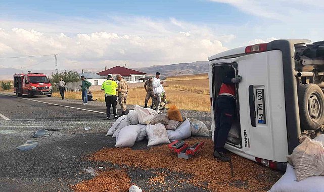 Van'da minibüs takla attı: 2 yaralı