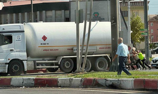 Yolda kalan yakıt tankerinin imdadına polis ekipleri yetişti