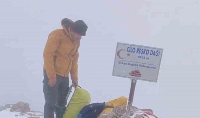 Yüksekovalı dağcılar dolu ve tipiye rağmen 4 bin 135 rakıma zirve yaptı