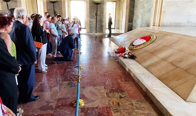Zeybek, Atatürk'ü Türk töresine göre selamladı
