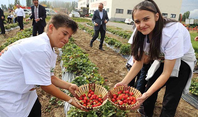 16 Ekim Dünya Gıda Günü'nde bir araya gelen öğrenciler hasat yaptı