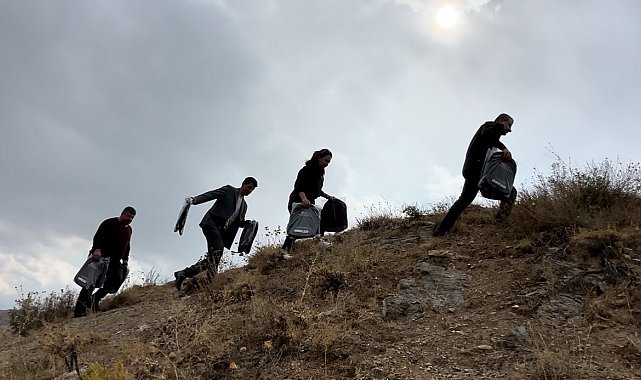 2 bin rakımda yürüyerek öğrencilere okul çantası ulaştırdılar