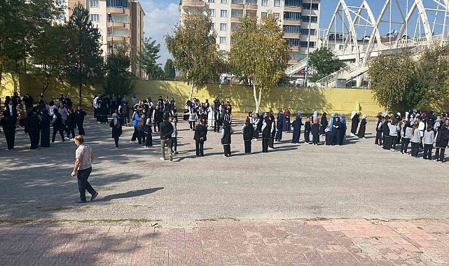 AFAD ekiplerinden öğretmen ve öğrencilere afet farkındalık eğitimi