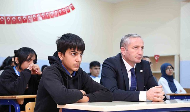 Ağrı Milli Eğitim Müdürü Kökrek öğrencilerle birlikte "Dersimiz Cumhuriyete Doğru" filmini izledi
