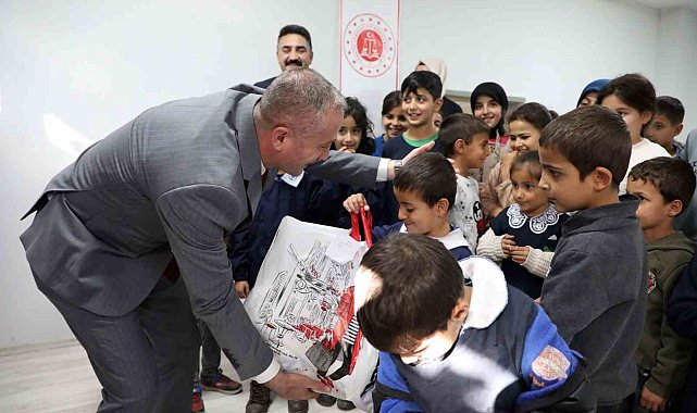 Ağrı&#039;da ihtiyaç sahibi öğrencilere kışlık giysi desteği