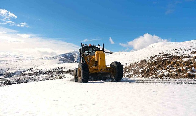 Ağrı'da kardan kapanan yollar açılmaya başlandı