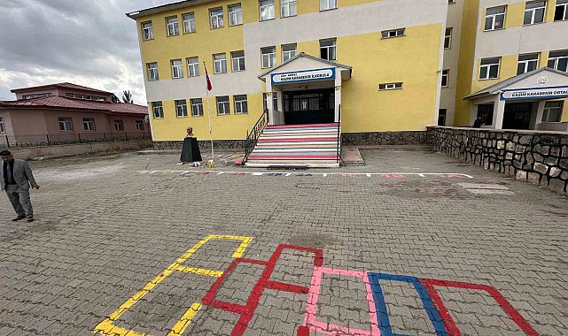 Ağrı'da okul bahçeleri renkli oyun alanlarına dönüştü