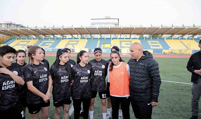 Ağrı'nın tek kadın futbol takımı, "kız çocukları" için yeşil sahada ter döktü