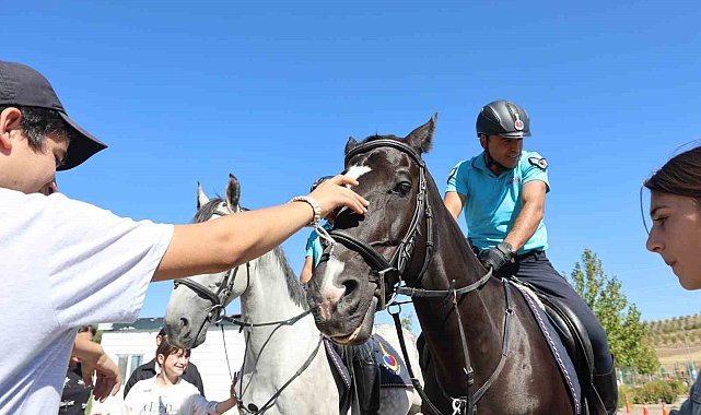 Ahıska Türkü çocuklardan atlı jandarma timine büyük ilgi