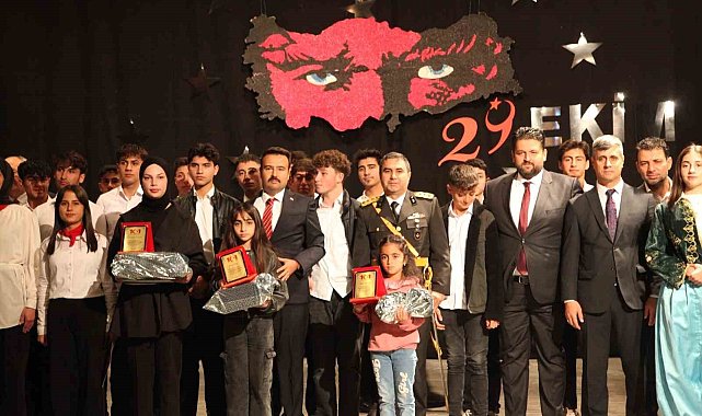 Ahlat&#039;ta 29 Ekim Cumhuriyet Bayramı coşkuyla kutlandı