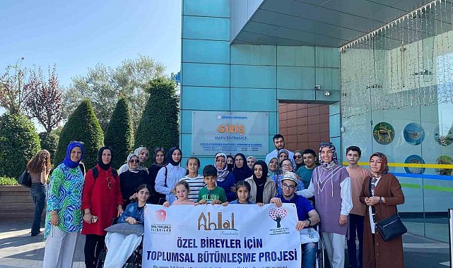 Ahlatlı engelliler İstanbul'un tarihi ve turistik mekanlarını gezdi