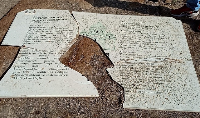 Ani'deki tanıtım tabelaları yerlerde sürünüyor