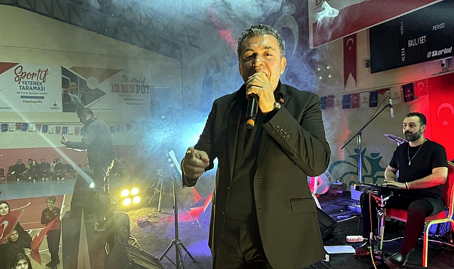 Ardahan Belediye Başkanı Demir, Cumhuriyet Bayramı'nda sahne aldı