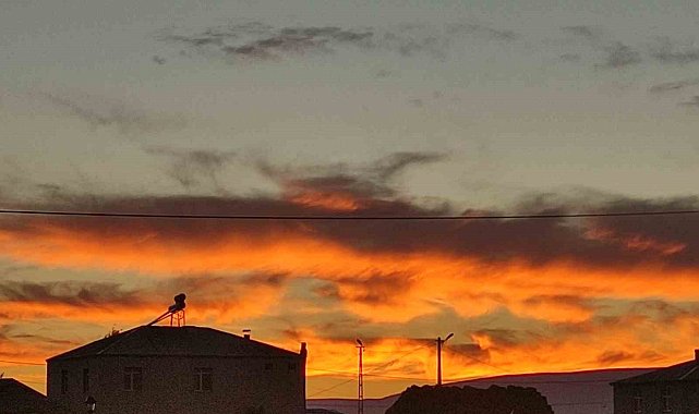 Ardahan'da gökyüzü kızıla büründü
