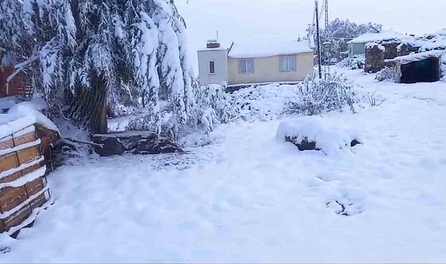Aşkale'de 2 bin 400 rakımdaki köyler beyaza büründü