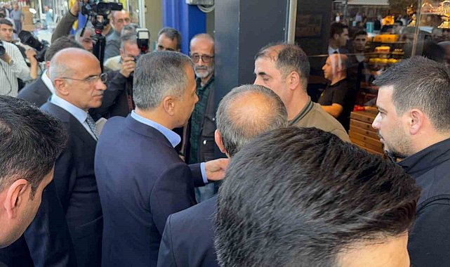 Bakan Yerlikaya, depremin vurduğu Malatya'da esnaf ile bir araya geldi
