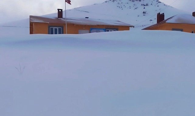 Başkale'de kar etkili oldu, yollar kapandı