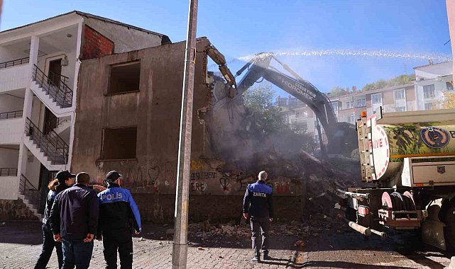Bingöl'de metruk yapılar bir bir yıkılıyor