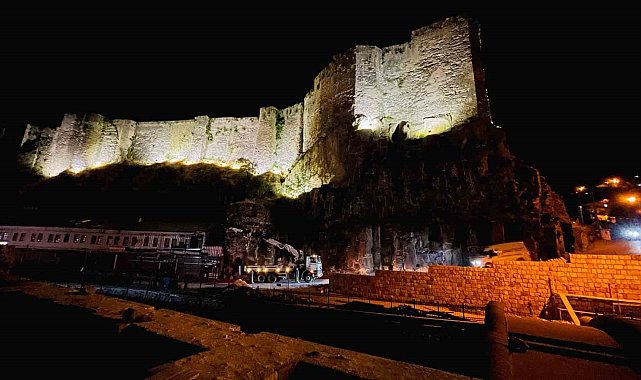 Bitlis Kalesi'nde ışıklandırma çalışması