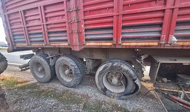 Bitlis'te kamyonet tırla çarpıştı: 2 yaralı