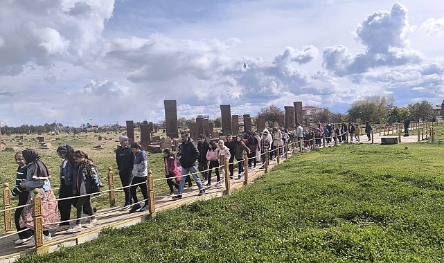 Bulanıklı öğrenciler Ahlat'ı gezdi