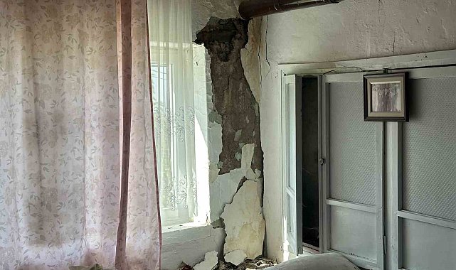 Depremde Kale ilçesinde kerpiç evler hasar gördü