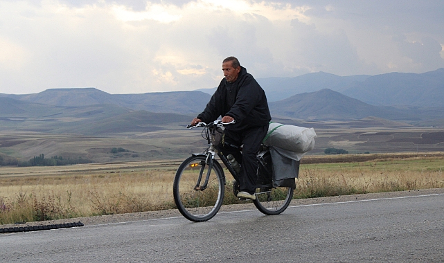 Dünya barışı için bisikletiyle 40 yılda 80 ülke gezdi