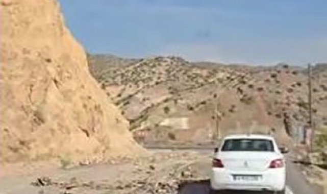 Elazığ'da deprem sonrası kayalar yola düştü