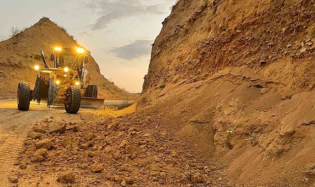 Elazığ'da deprem sonrası köy yollarına düşen taş ve kayalar kaldırıldı