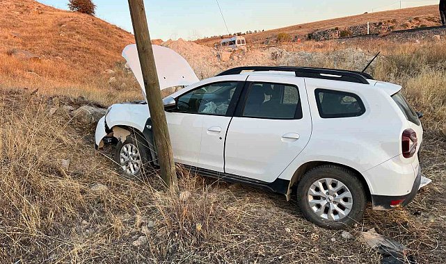 Elazığ'da otomobil şarampole yuvarlandı: 3 yaralı