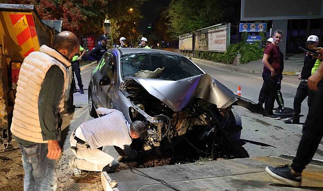 Elazığ'da otomobil sinyalizasyon direğine çarptı: 3 yaralı