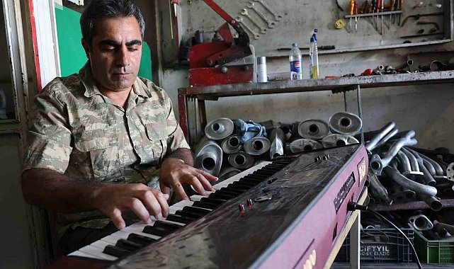 Elazığ'da  oto tamir ustası nota bilgisi olmadan müzik yapıyor