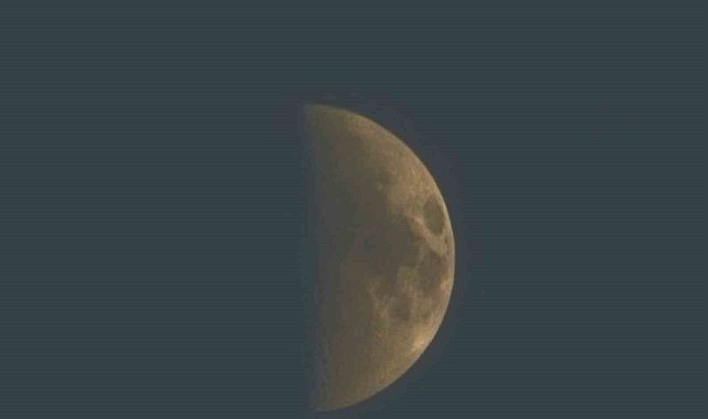 Elazığ'da yarım ay manzarası mest etti