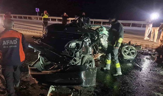 Erzincan'da otomobil ile tır çarpıştı: 3 ölü, 1 yaralı