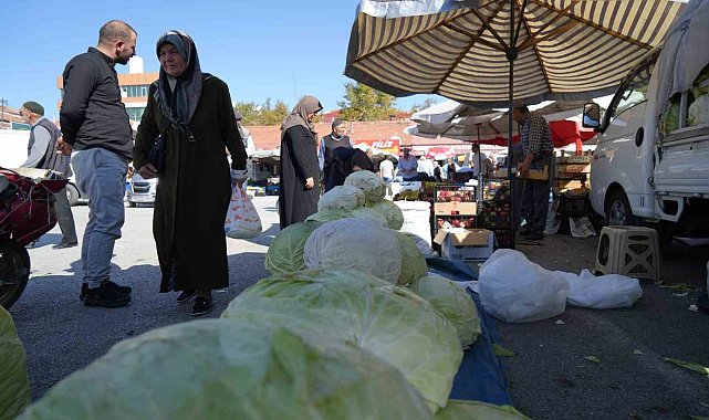 Erzincan'da turşuluk ve yemeklik lahanalar tezgahta yerini aldı