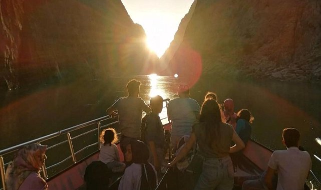 Erzincan'ın incisi Kemaliye nüfusunun 10 katı ziyaretçi ağırlıyor